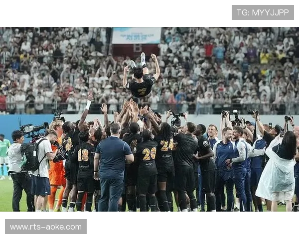 孙兴慜回归热刺主场告别,球迷横幅致敬队魂 孙兴慜回归热刺主场告别,球迷横幅致敬队魂